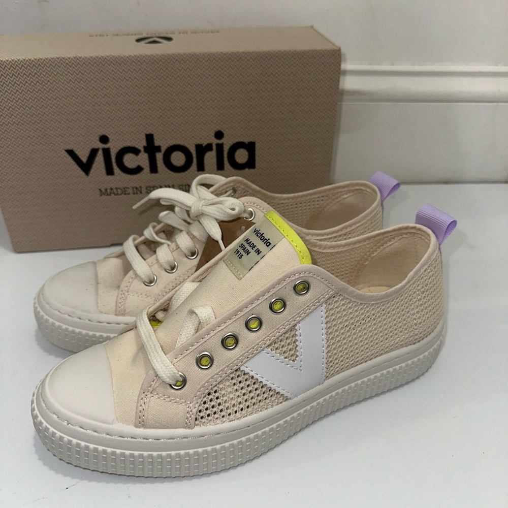 Victoria Sneakers BNIB “Crudo”